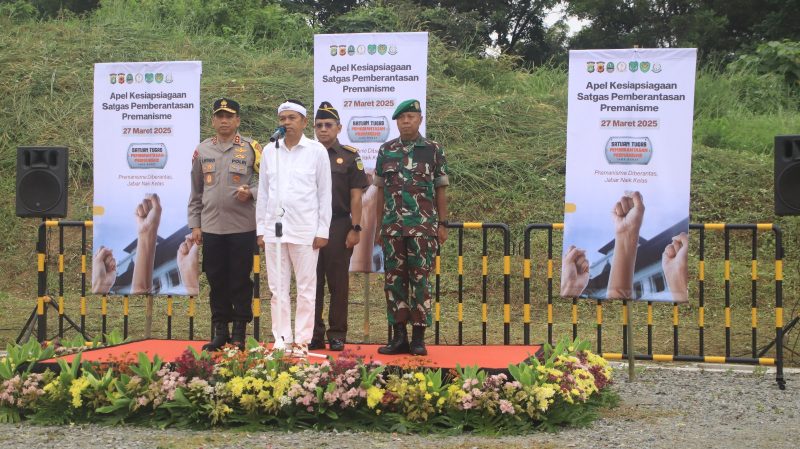 Kapoksahli Pangdam III/Siliwangi, Brigjen TNI Albertus Magnus Suharyadi, S.I.P., M.S.I., mewakili Pangdam III/Slw bersama Kapolda Jabar dan Asintel Kejati Jabar mendampingi Gubernur Jabar memimpin Apel Kesiapsiagaan Satgas Pemberantasan Premanisme yang digelar di Area Ruang Aspirasi Kawasan International Industri City (KIIC), Desa Margakarya, Kecamatan Telukjambe Barat, Kabupaten Karawang, Kamis (27/03/2025).