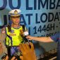Menjelang Lebaran yang tinggal menghitung hari, arus lalu lintas di jalur Garut-Tasik mulai menunjukkan peningkatan signifikan dan untuk mengantisipasi kemacetan serta memastikan kelancaran perjalanan bagi para pemudik, Polres Garut mulai menerapkan sistem one way (satu arah) di sejumlah titik rawan macet di sepanjang jalur tersebut. Kamis (27/03/2025).