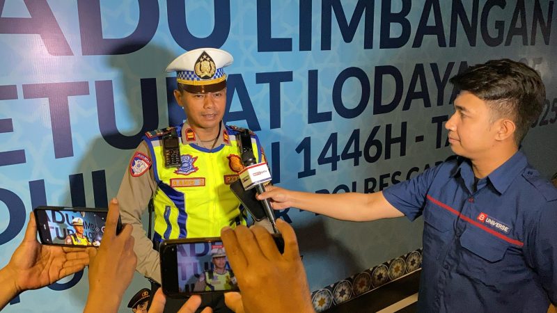 Menjelang Lebaran yang tinggal menghitung hari, arus lalu lintas di jalur Garut-Tasik mulai menunjukkan peningkatan signifikan dan untuk mengantisipasi kemacetan serta memastikan kelancaran perjalanan bagi para pemudik, Polres Garut mulai menerapkan sistem one way (satu arah) di sejumlah titik rawan macet di sepanjang jalur tersebut. Kamis (27/03/2025).