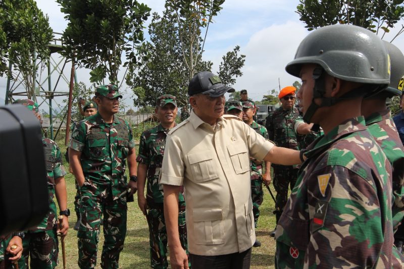 Pangdam III/Siliwangi, Mayjen TNI Dadang Arif Abdurahman, S.E., M.Si., CHRMP., menyambut Kunker Menteri Pertahanan Republik Indonesia Letjen TNI (Purn) Sjafrie Sjamsoeddin di Secata Rindam III/Slw, Pangalengan, Kab. Bandung, Kamis (27/03/2025).