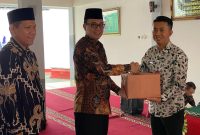 Dalam momen penuh kehangatan menjelang Idul Fitri, Kementerian Imigrasi dan Pemasyarakatan menggelar kegiatan pembagian bingkisan sembako yang bermakna bagi para petugas Lembaga Pemasyarakatan (Lapas), Rumah Tahanan (Rutan), dan Balai Pemasyarakatan (Bapas) di wilayah Garut.