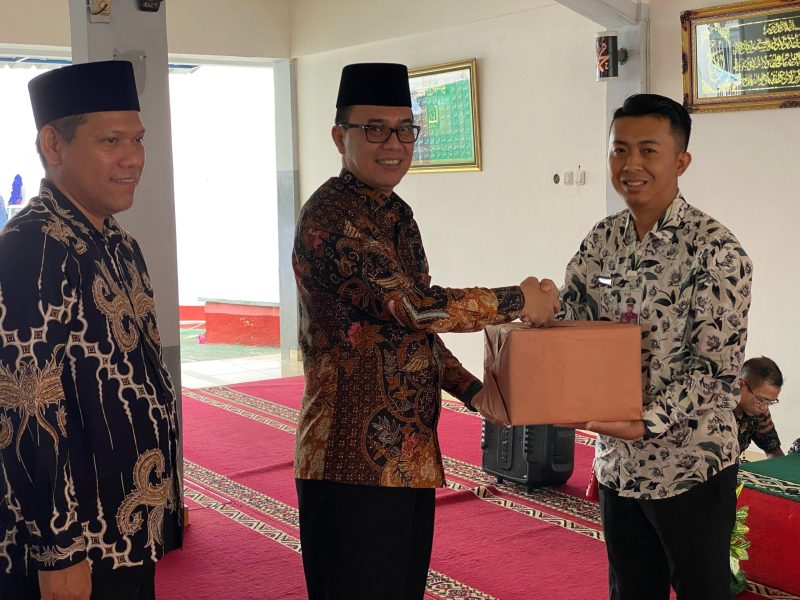 Dalam momen penuh kehangatan menjelang Idul Fitri, Kementerian Imigrasi dan Pemasyarakatan menggelar kegiatan pembagian bingkisan sembako yang bermakna bagi para petugas Lembaga Pemasyarakatan (Lapas), Rumah Tahanan (Rutan), dan Balai Pemasyarakatan (Bapas) di wilayah Garut.