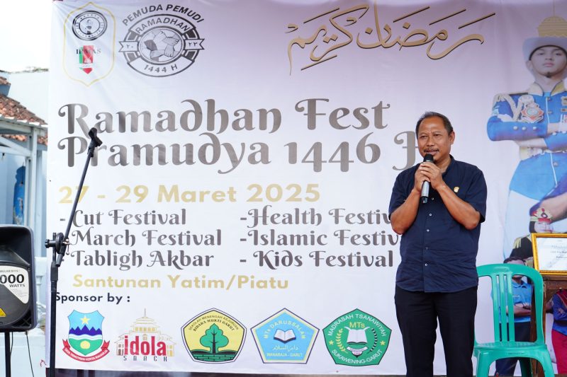 Staf Ahli Bupati Bidang Kemasyarakatan dan Sumber Daya Manusia (SDM) Kabupaten Garut, dr. Maskut Farid, secara resmi membuka Ramadan Fest Pramudya 1446 Hijriah di Desa Sukamulya, Kecamatan Pangatikan, Kabupaten Garut, Kamis (27/3/2025).