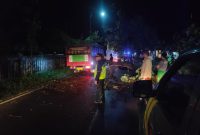 Hujan deras di sertai angin kencang mengakibatkan pohon tumbang di Jalan Raya Lintas Selatan, tepatnya di Kampung Rancapadu, Desa Cikelet, Kecamatan Cikelet, pada Sabtu dini hari. (29/3/2025).