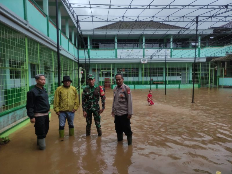 Kapolsek Cikajang AKP Patri Arsono, S.H, beserta Angota melakukan pengecekan langsung terhadap kondisi banjir di Desa Mekarjaya, Kecamatan Cikajang, Kabupaten Garut, pasca hujan deras yang mengguyur wilayah tersebut. Jumat sore (28/3/3/2025).