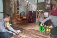 Jajaran Polsek Cibalong kembali menggelar razia minuman keras (miras) di wilayah hukumnya. Sabtu (29/3/2025).