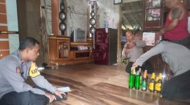 Jajaran Polsek Cibalong kembali menggelar razia minuman keras (miras) di wilayah hukumnya. Sabtu (29/3/2025).