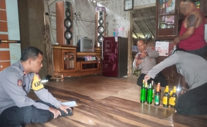Jajaran Polsek Cibalong kembali menggelar razia minuman keras (miras) di wilayah hukumnya. Sabtu (29/3/2025).