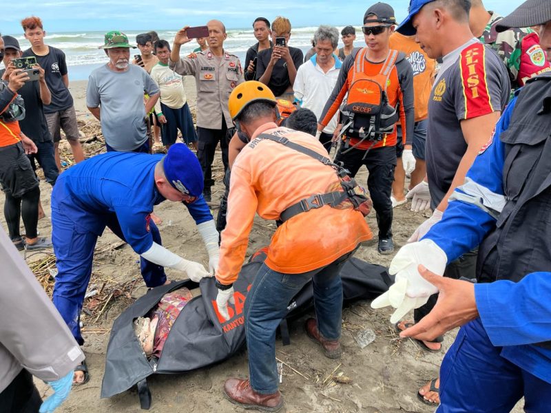 Sebuah penemuan mayat yang diduga korban kecelakaan laut terjadi pada hari Sabtu pagi sekitar pukul 09.30 WIB di Pantai Lemah Neundeut, Desa Karyasari, Kecamatan Cibalong, Kabupaten Garut. Penemuan ini pertama kali dilaporkan oleh sejumlah nelayan yang sedang memancing di kawasan tersebut.