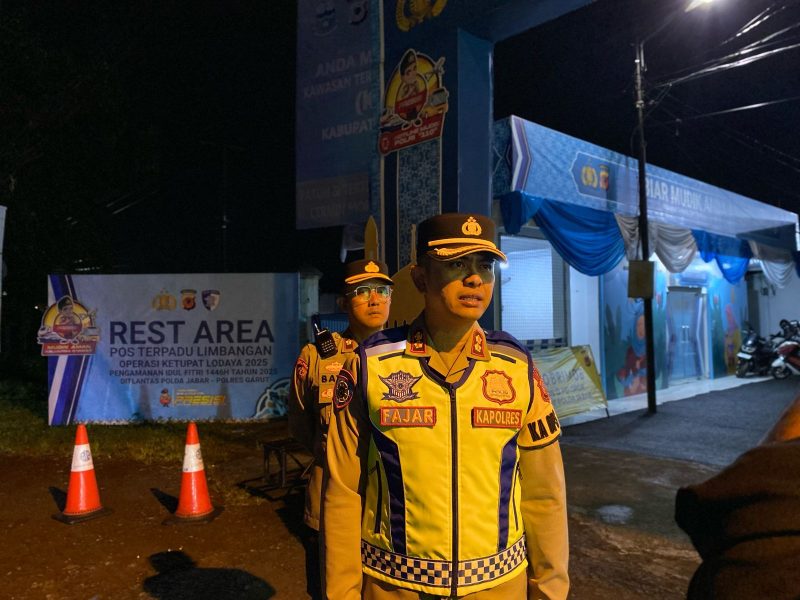 Dalam rangka memberikan informasi terkini kepada masyarakat terkait kondisi arus lalu lintas selama arus mudik, Polres Garut memanfaatkan teknologi dengan melakukan live streaming di kanal YouTube resmi.