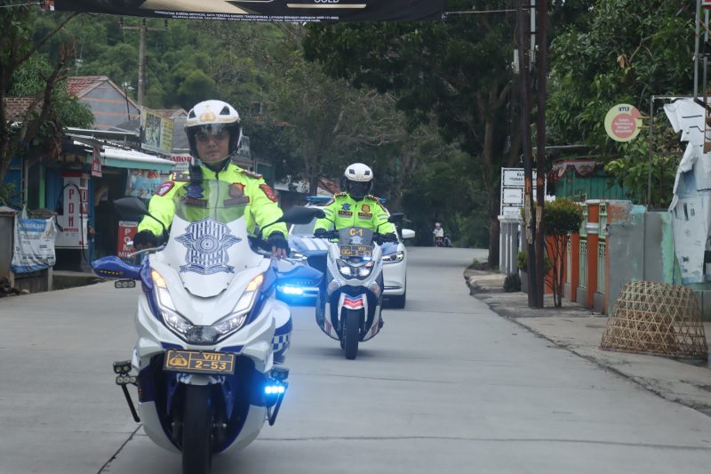 Kapolres Garut, AKBP Mochamad Fajar Gemilang hari ini melakukan pengecekan langsung terhadap jalur arus mudik di wilayah Kabupaten Garut, Kegiatan ini dilakukan dalam rangka mengantisipasi lonjakan pemudik yang mulai meningkat menjelang Idul Fitri 2025. Sabtu (29/03/2025).