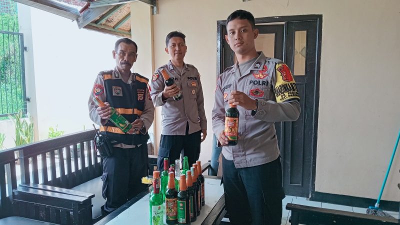 Polsek Pasirwangi melaksanakan kegiatan patroli Kegiatan Rutin Yang Ditingkatkan (KRYD) di wilayah hukum Polsek Pasirwangi untuk menjaga keamanan dan ketertiban masyarakat.