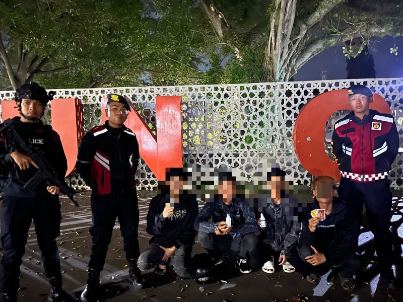 Satgas Preventif Polres Garut melaksanakan patroli rutin dalam rangka Operasi Terpusat Ketupat Lodaya 2025 yang bertujuan untuk menjaga keamanan dan ketertiban menjelang libur panjang Idul Fitri 1446 H. Minggu malam (30/03/2025) Pukul 00.01 Wib.