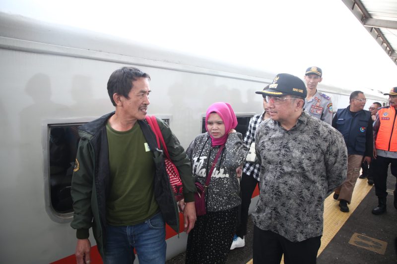 Bupati Garut, Abdusy Syakur Amin, meninjau langsung pelayanan arus mudik 1446 H di wilayah Garut bagian utara pada Minggu (30/3/2025).