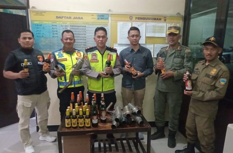 Polsek Kadungora Amankan Puluhan Botol Miras dan Knalpot Brong pada Malam TakbirDalam upaya menjaga ketertiban dan keamanan masyarakat saat malam Takbir, Polsek Kadungora Polres Garut menggelar razia minuman keras (miras) dan knalpot brong pada Minggu Malam (30/3/2024).
