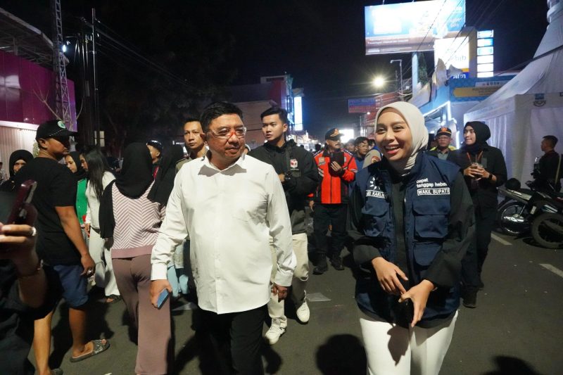 Bupati Garut, Abdusy Syakur Amin, melakukan pengecekan lapangan terkait persiapan pengamanan kawasan perkotaan, khususnya wilayah Jalan Ahmad Yani dan Alun-alun Garut, dalam rangka menyambut Hari Raya Idul Fitri 1446 H / 2025 M. Kegiatan ini dilaksanakan di Jalan Ahmad Yani, Kecamatan Garut Kota, Kabupaten Garut, Minggu (30/3/2025) Malam hari.