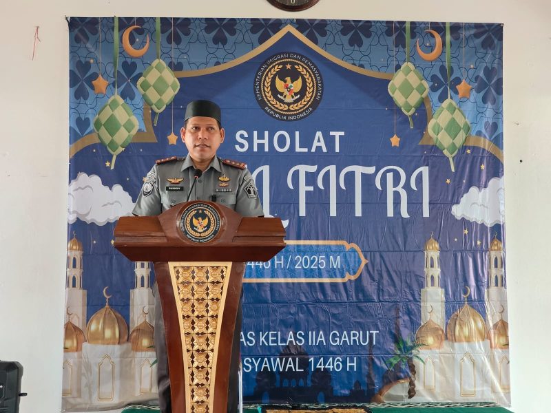 Suasana khidmat menyelimuti Lembaga Pemasyarakatan (Lapas) Garut saat perayaan Hari Raya Idul Fitri 1446 H digelar dengan mengusung tema pengendalian diri. Dalam sambutannya, Kepala Lapas (Kalapas) Garut menekankan bahwa kemenangan sejati bukanlah ketika mengalahkan orang lain, melainkan saat mampu mengalahkan dan mengendalikan diri sendiri. Senin (31/3/2025).
