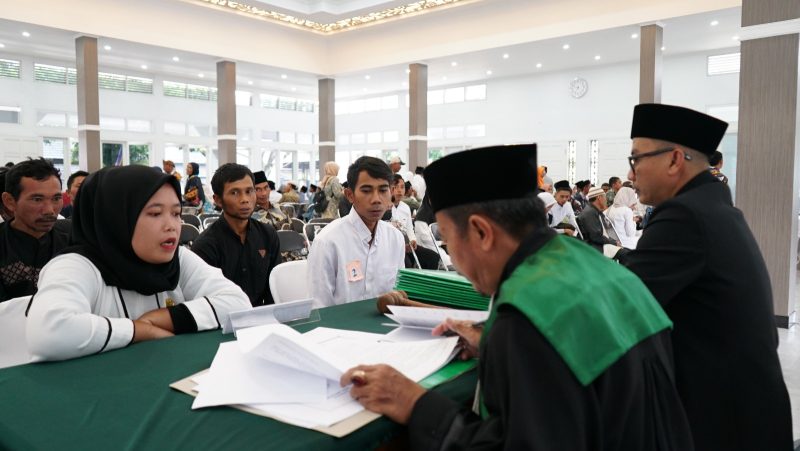 Pemerintah Kabupaten (Pemkab) Garut melalui Dinas Pengendalian Penduduk, Keluarga Berencana, Pemberdayaan Perempuan, dan Perlindungan Anak (DPPKBPPPA) bekerja sama dengan Pengadilan Agama Kabupaten Garut menggelar Sidang Isbat Nikah Terpadu di Gedung Pendopo, Kecamatan Garut Kota, pada Jumat (28/2/2025).
