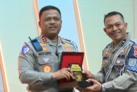Anggota Satuan Lalu Lintas (Satlantas) Polres Bogor, Minggu (22/12/2024) cooling system melakukan tindakan cepat memberikan bantuan kepada sebuah ambulans yang membawa pasien darurat rujukan ke rumah sakit paru Cisaru, Kabupaten Bogor. 
