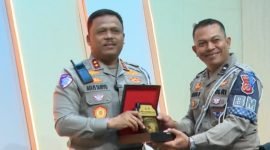 Anggota Satuan Lalu Lintas (Satlantas) Polres Bogor, Minggu (22/12/2024) cooling system melakukan tindakan cepat memberikan bantuan kepada sebuah ambulans yang membawa pasien darurat rujukan ke rumah sakit paru Cisaru, Kabupaten Bogor. 