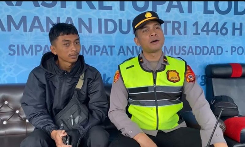 Sebuah aksi yang patut diapresiasi, Polres Garut melalui Kanit Tipidter IPDA Hadiansyah Siregar yang sedang melaksanakan pengamanan Pos PAM di Tarogong Kaler berhasil mengembalikan sebuah dompet yang hilang beserta isinya kepada pemilik aslinya, Penyerahan dilakukan di Pos Pengamanan Tarogong Kaler, pada Selasa pagi, (01/04/2025).