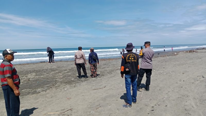 Dalam rangka menjaga keamanan dan kenyamanan pengunjung selama liburan Lebaran, Polsek Cibalong melaksanakan kegiatan monitoring di objek wisata Pantai Karang Paranje, Desa Karayasari, Kecamatan Cibalong. Kegiatan ini dilakukan sebagai bagian dari Operasi Ketupat Lodaya 2025, untuk memastikan situasi di lokasi wisata tetap aman dan kondusif. Selasa (01/04/2025).