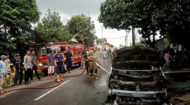 Dinas Pemadam Kebakaran (DISDAMKAR) Kabupaten Garut kembali melaksanakan penanganan kebakaran, mendapatkan laporan adanya kebakaran mobil di Kp. Ciheleut Rt 02 Rw 06 Desa Mekarlaksana kecamatan Cikancung Kabupaten Bandung, Provinsi Jawa barat, Selasa (01/01/2025) Kejadian ini terjadi sekitar pukul 13.05 WIB.