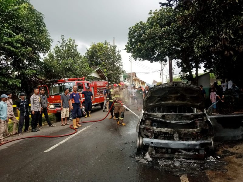 Dinas Pemadam Kebakaran (DISDAMKAR) Kabupaten Garut kembali melaksanakan penanganan kebakaran, mendapatkan laporan adanya kebakaran mobil di Kp. Ciheleut Rt 02 Rw 06 Desa Mekarlaksana kecamatan Cikancung Kabupaten Bandung, Provinsi Jawa barat, Selasa (01/01/2025) Kejadian ini terjadi sekitar pukul 13.05 WIB.