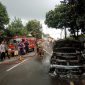 Dinas Pemadam Kebakaran (DISDAMKAR) Kabupaten Garut kembali melaksanakan penanganan kebakaran, mendapatkan laporan adanya kebakaran mobil di Kp. Ciheleut Rt 02 Rw 06 Desa Mekarlaksana kecamatan Cikancung Kabupaten Bandung, Provinsi Jawa barat, Selasa (01/01/2025) Kejadian ini terjadi sekitar pukul 13.05 WIB.
