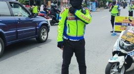Memasuki hari kedua lebaran, volume kendaraan di sejumlah jalur utama di wilayah Garut mengalami peningkatan signifikan, Untuk mengatasi potensi kemacetan dan memperlancar arus lalu lintas, Polres Garut kembali menerapkan sistem one way (satu arah) sebanyak 13 kali, terutama di jalur-jalur yang menjadi titik rawan kemacetan.Selasa (01/04/2025).