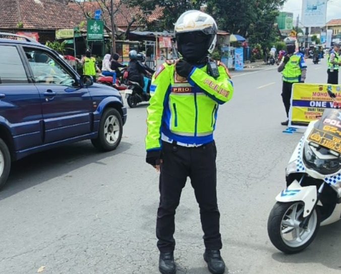 Memasuki hari kedua lebaran, volume kendaraan di sejumlah jalur utama di wilayah Garut mengalami peningkatan signifikan, Untuk mengatasi potensi kemacetan dan memperlancar arus lalu lintas, Polres Garut kembali menerapkan sistem one way (satu arah) sebanyak 13 kali, terutama di jalur-jalur yang menjadi titik rawan kemacetan.Selasa (01/04/2025).