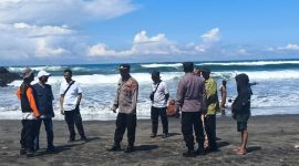 Polres Garut melalui Satpolairud Polres Garut bersama BKO Dit Polairud Polda Jabar dan Balawista, melaksanakan kegiatan patroli pantai dalam rangka Operasi Ketupat Lodaya 2025 untuk memastikan kelancaran dan keamanan aktivitas wisatawan di sepanjang pantai selatan Garut pada hari pertama Idul Fitri 1446 H. Rabu (02/04/2025).