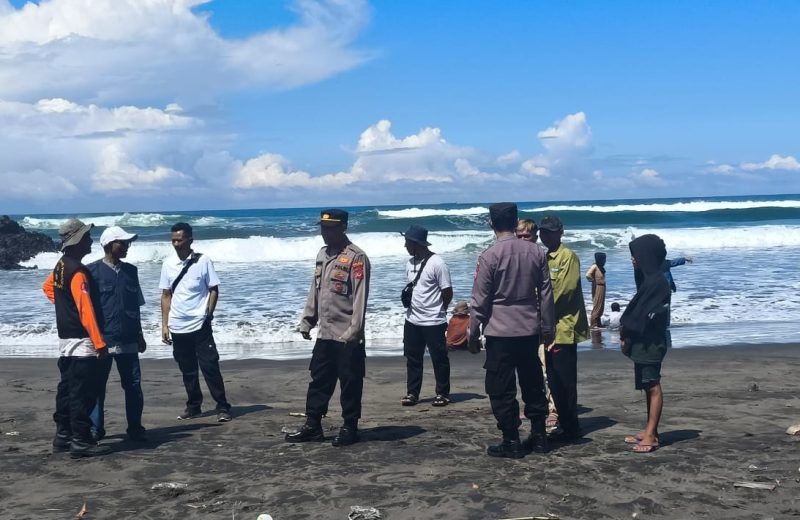 Polres Garut melalui Satpolairud Polres Garut bersama BKO Dit Polairud Polda Jabar dan Balawista, melaksanakan kegiatan patroli pantai dalam rangka Operasi Ketupat Lodaya 2025 untuk memastikan kelancaran dan keamanan aktivitas wisatawan di sepanjang pantai selatan Garut pada hari pertama Idul Fitri 1446 H. Rabu (02/04/2025).