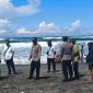 Polres Garut melalui Satpolairud Polres Garut bersama BKO Dit Polairud Polda Jabar dan Balawista, melaksanakan kegiatan patroli pantai dalam rangka Operasi Ketupat Lodaya 2025 untuk memastikan kelancaran dan keamanan aktivitas wisatawan di sepanjang pantai selatan Garut pada hari pertama Idul Fitri 1446 H. Rabu (02/04/2025).