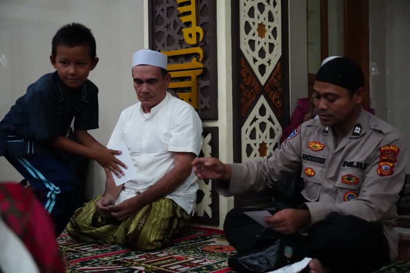 Dalam rangka berbagi kebahagiaan di hari lebaran dan mempererat hubungan antara kepolisian dan masyarakat serta meningkatkan rasa kepedulian sosial, Bhabinkamtibmas Polsek Leles Aiptu Amirudin bersama warga setempat menggelar acara santunan untuk anak yatim dan dhuafa. Kegiatan yang di Mesjid Babusalamasidik, Kampung Hegarmanah, RT 06 RW 11, Desa Talagasari, Kecamatan Leles, Kabupaten Garut. Rabu (02/04/2025).