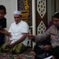 Dalam rangka berbagi kebahagiaan di hari lebaran dan mempererat hubungan antara kepolisian dan masyarakat serta meningkatkan rasa kepedulian sosial, Bhabinkamtibmas Polsek Leles Aiptu Amirudin bersama warga setempat menggelar acara santunan untuk anak yatim dan dhuafa. Kegiatan yang di Mesjid Babusalamasidik, Kampung Hegarmanah, RT 06 RW 11, Desa Talagasari, Kecamatan Leles, Kabupaten Garut. Rabu (02/04/2025).