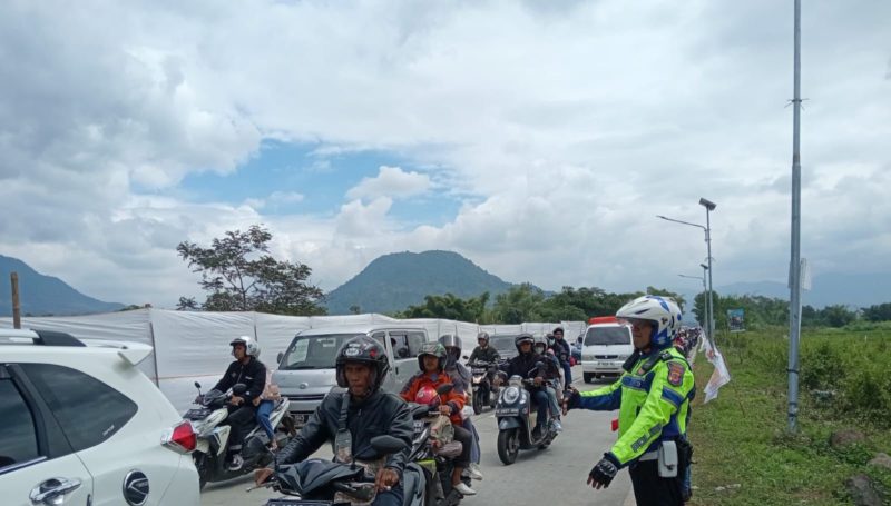 Padatnya Arus Lalu Lintas di Hari ke-3 Lebaran, Polres Garut Terapkan Sistem One Way di sejumlah jalur strategis di wilayah hukumnya pada hari Rabu, 02 April 2025.