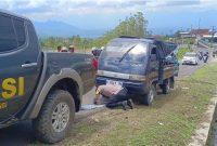 Polres Garut melalui Polsek Pasirwangi mengerahkan mobil Ranger untuk membantu menderek kendaraan yang mogok di jalur tanjakan curam Pasirwangi, yang sering menjadi lokasi rawan kemacetan dan kecelakaan. Kamis (03/04/2025).