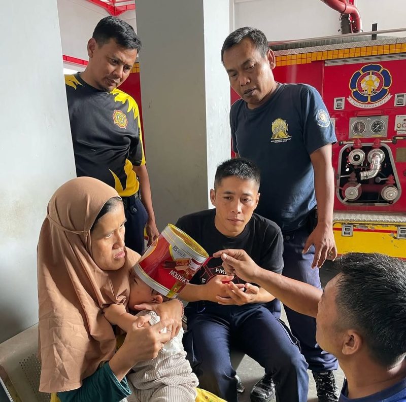 Dinas Pemadam Kebakaran (DISDAMKAR) Kabupaten Garut kembali melaksanakan evakuasi,Seorang ibu membawa anak nya ke kantor Disdamkar.