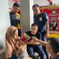 Dinas Pemadam Kebakaran (DISDAMKAR) Kabupaten Garut kembali melaksanakan evakuasi,Seorang ibu membawa anak nya ke kantor Disdamkar.