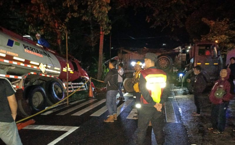 Sebuah kecelakaan tunggal terjadi di Jalan Raya Cisompet Pameungpeuk, tepatnya di Kampung Bojong Gambir RT 04/RW 03, Desa Cisompet, Kecamatan Cisompet, Kabupaten Garut, Jawa Barat.