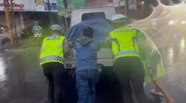 Sebuah kendaraan pengangkut sembako yang sedang dalam perjalanan dari arah Cikajang menuju Tasikmalaya mengalami mogok di jalan raya. Kendaraan tersebut terhenti karena mesin mati. Sabtu (5/3/2025).