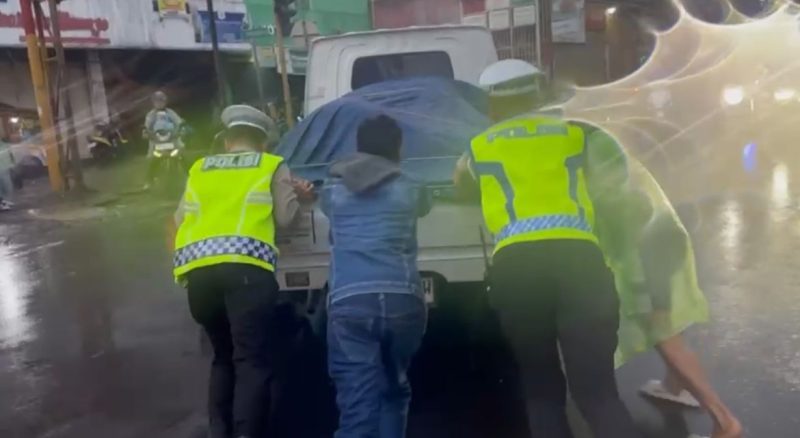 Sebuah kendaraan pengangkut sembako yang sedang dalam perjalanan dari arah Cikajang menuju Tasikmalaya mengalami mogok di jalan raya. Kendaraan tersebut terhenti karena mesin mati. Sabtu (5/3/2025).