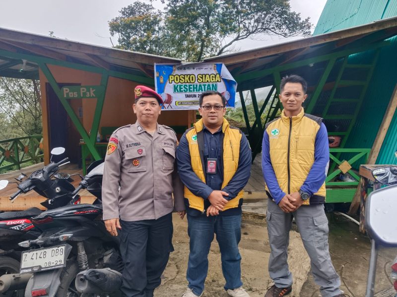 Dalam rangka Libur lebaran, Polres Garut melalui Polsek Cisurupan melaksanakan kegiatan pengamanan di objek wisata Kawah Papadayan untuk antisipasi aksi premanisme dan pungli yang ada di objek wisaata serta sebagai bagian dari Operasi Ketupat Lodaya 2025. Sabtu (05/04/2025).