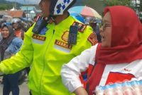 Kasat Lantas Polres Garut, Iptu Aang Andi Suhandi, SAP, menyapa sejumlah pemudik Lebaran 1446 Hijriah yang melintas di Pemindangan One Way jalur Limbangan-Malangbong, Garut, Jawa Barat.
