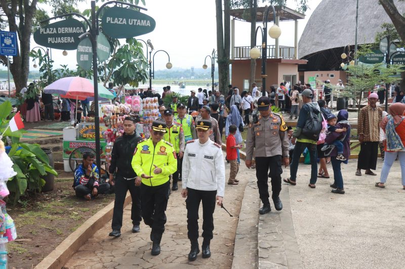 Kapolres Garut, AKBP Mochamad Fajar Gemilang melaksanakan inspeksi mendadak (sidak) ke lokasi wisata Situ Bagendit untuk memastikan pengamanan yang optimal bagi para pengunjung, khususnya yang saat ini libur panjang mudik Lebaran, sebagai bagian dari upaya kepolisian untuk memberikan rasa aman dan nyaman kepada masyarakat yang berkunjung ke lokasi wisata tersebut. Sabtu (05/04/2025).