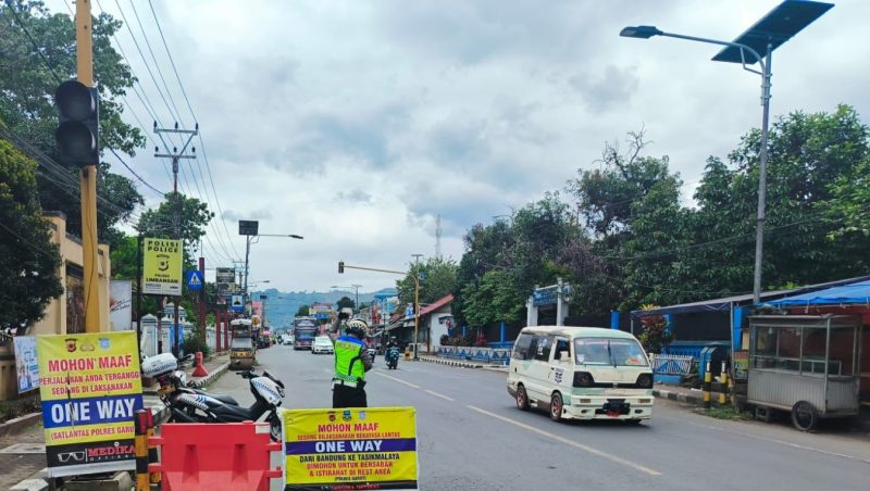 Padatnya Arus Lalu Lintas di Arus Balik Mudik Lebaran, Polres Garut Terapkan Sistem One Way di sejumlah jalur strategis di wilayah hukumnya pada hari Sabtu, 05 April 2025.
