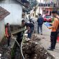 Hujan deras yang mengguyur wilayah Kecamatan Pasirwangi pada Sabtu (5/4/2025) sore, menyebabkan banjir luapan yang mengakibatkan longsornya Tembok Penahan Tanah (TPT) drainase di Desa Sarimukti.