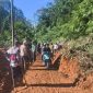 Bhabinkamtibmas Polsek Talegong bersama masyarakat setempat melakukan pembersihan material longsor yang menutup jalan di Kampung Patok Beusi, Desa Sukalaksana, Kecamatan Talegong, Kabupaten Garut.