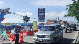 Menjelang akhir libur Lebaran 2025 dan arus balik, Polres Garut kembali melaksanakan kebijakan sistem one way untuk mengatur arus lalu lintas di beberapa titik strategis di wilayah Kabupaten Garut. Kebijakan ini diterapkan mengingat adanya penurunan volume kendaraan yang signifikan pada hari terakhir arus balik libur Lebaran. Minggu (06/04/2025).